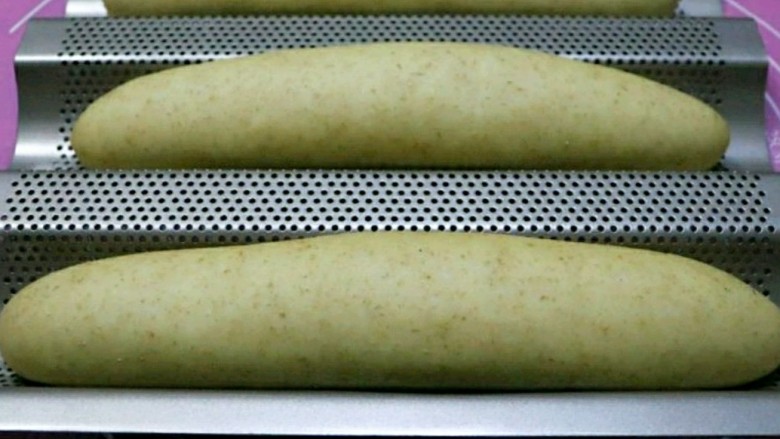 快手版全麦法棍面包,发酵到原来的1.5-2倍大即可。