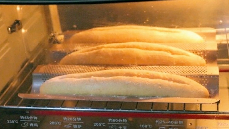 快手版全麦法棍面包,把烤网放进提前预热好的烤箱下层，150度上下火，烤三十分钟。