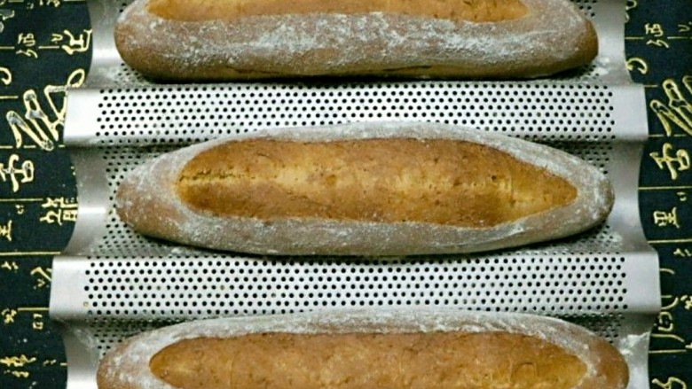 快手版全麦法棍面包,出炉晾凉，放进保鲜袋中。