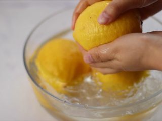 柠檬蜜&柠檬冰红茶,然后用手搓洗表面，搓洗一遍后，用清水再洗一遍，洗好的柠檬用手搓表面，会发出声音的哦