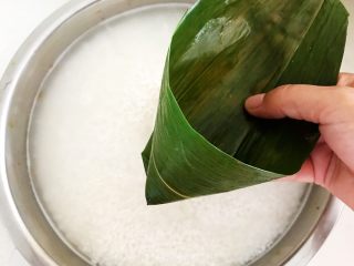 北方传统粽子,粽叶形成一个漏斗状