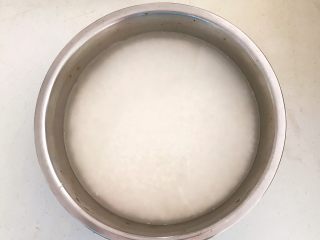 北方传统粽子,在糯米盆中加入冷水清洗3遍，再加入足量冷水浸泡24小时