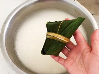 北方传统粽子,用剪刀剪去粽子上段多余的叶子，一个紧实漂亮的粽子就可以了
