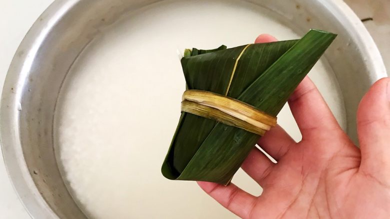 北方传统粽子,用剪刀剪去粽子上段多余的叶子，一个紧实漂亮的粽子就可以了