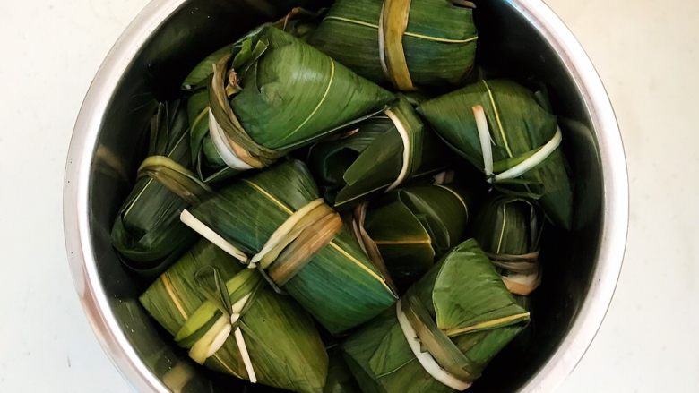 北方传统粽子,把包好的粽子放入锅中