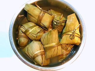 北方传统粽子,把粽子取出来，晾凉后即可食用