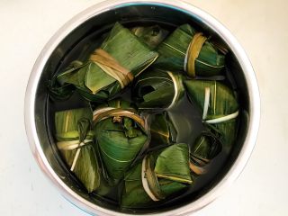 北方传统粽子,加入冷水，水量没过粽子