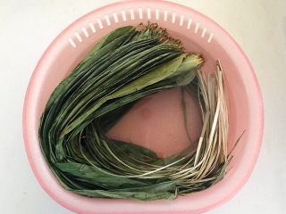 北方传统粽子,把粽子叶和马莲放入温水中，浸泡软化2个小时