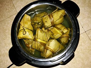 北方传统粽子,粽子煮好了，满屋都漂着粽子的清香味儿