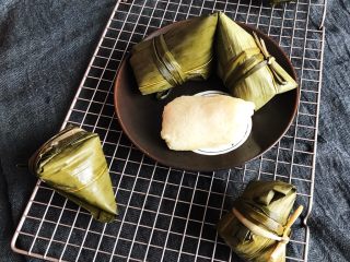 北方传统粽子,粽子可以吃了，晾凉后的粽子口感清香，更加筋道