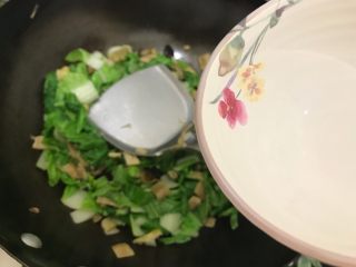 素三鲜（香菇笋干毛毛菜）,加少许热开水，不要加多了，因为毛毛菜会出水