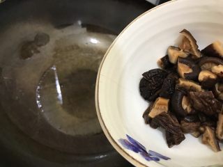 素三鲜（香菇笋干毛毛菜）,待锅内油七分热时，下香菇