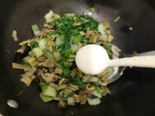素三鲜（香菇笋干毛毛菜）,加一小勺细盐