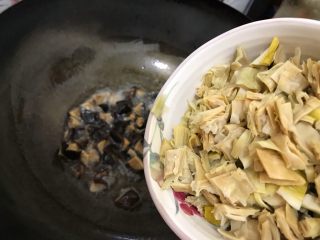 素三鲜（香菇笋干毛毛菜）,下笋干