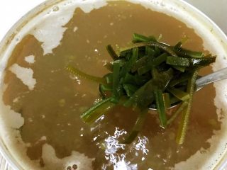清热解毒海带薏仁绿豆糖水,加入海带丝熬煮30分钟