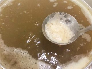 清热解毒海带薏仁绿豆糖水,撇去表面的浮沫