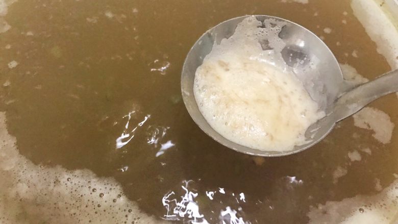 清热解毒海带薏仁绿豆糖水,撇去表面的浮沫