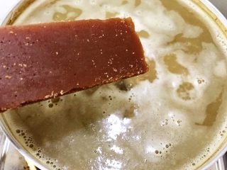 清热解毒海带薏仁绿豆糖水,按照个人口味加入黄片糖，没有黄片糖可以用冰糖