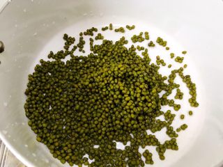 清热解毒海带薏仁绿豆糖水,锅里加入绿豆（我用的24厘米炖锅）