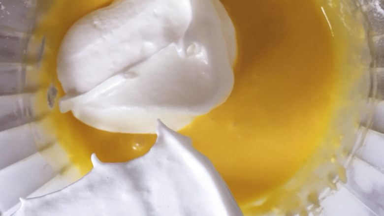 海绵小蛋糕,三分之一的蛋白霜与面糊混合，翻拌的手法。