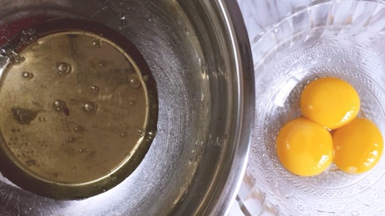海绵小蛋糕,2.蛋清蛋黄分离，新手用分蛋器哦，蛋清里有蛋黄会打发不起来的。