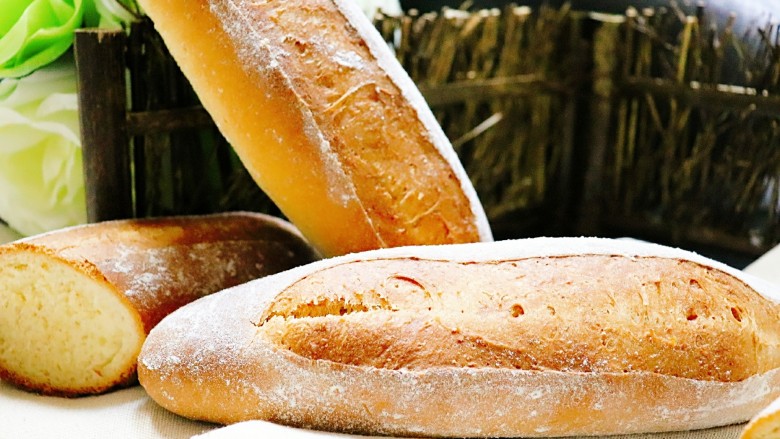 快手版全麦法棍面包,全麦面包有种粗粮的口感，比普通的面包更有嚼头。