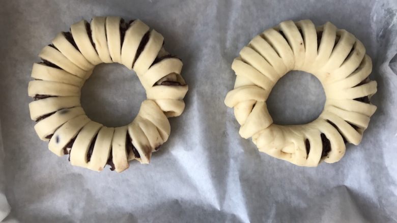香甜豆沙面包圈,再把长卷的两端环成一个圈变成了面包圈。然后放温暖湿润处二次发酵至两倍大。