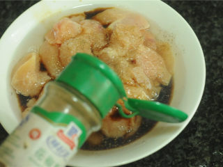 鸡米花,撒入花椒粉、白酒搅拌均匀后腌制20分钟