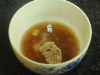 鸡米花,裹匀淀粉后再裹一层蛋黄液