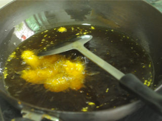 鸡米花,起过放油，当油烧至七成熟时，改用中火，放入裹好面包糠的几块进行炸制