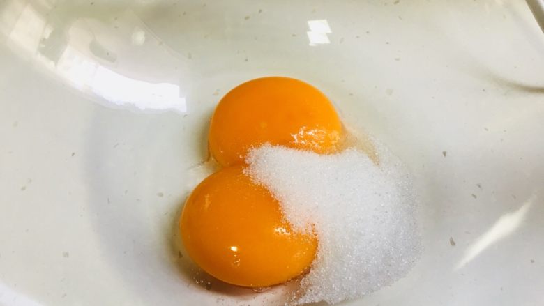 午后甜品-无奶油柠檬雪浮岛,两个蛋黄放入十克白糖