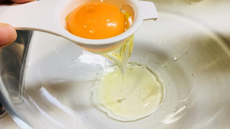 午后甜品-无奶油柠檬雪浮岛,找一个无水无油的干净碗，鸡蛋蛋黄蛋清分离