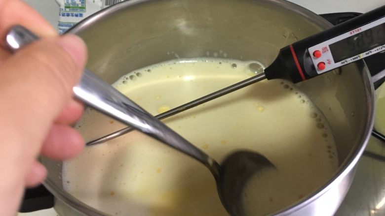 午后甜品-无奶油柠檬雪浮岛,全程一定要用勺子，不停的搅，把温度计放在锅内