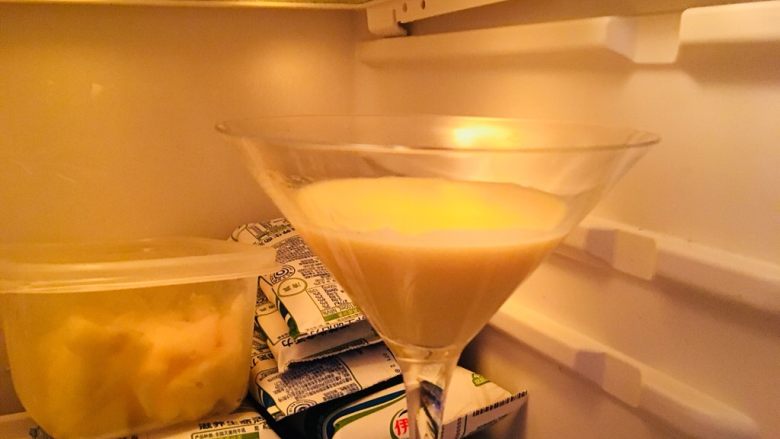 午后甜品-无奶油柠檬雪浮岛,放在冰箱里，冷藏半个小时以上，这样可以去掉蛋的腥味