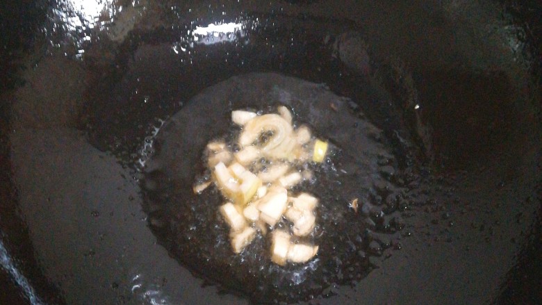 东北熘肉段,肉段炸好后，锅中留底油，下入葱蒜爆香