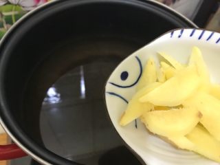 夏日靓汤（西红柿排骨汤）,下一半姜片