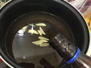 夏日靓汤（西红柿排骨汤）,加适量料酒