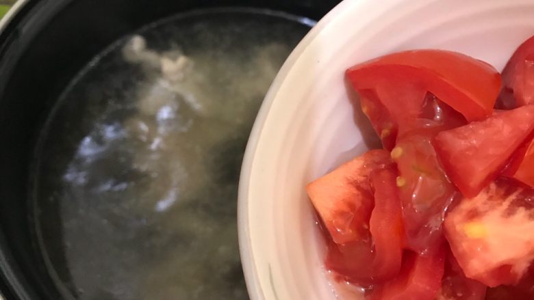 夏日靓汤（西红柿排骨汤）,30分钟后，下西红柿
