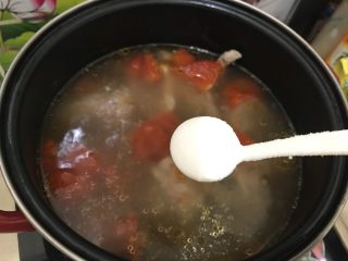 夏日靓汤（西红柿排骨汤）,时间到，打开锅盖，加一小勺细盐