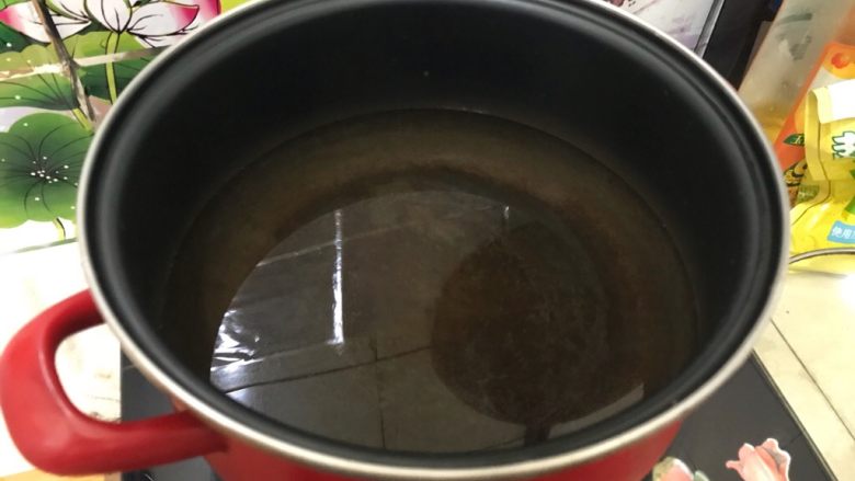 夏日靓汤（西红柿排骨汤）,锅内煮适量清水
