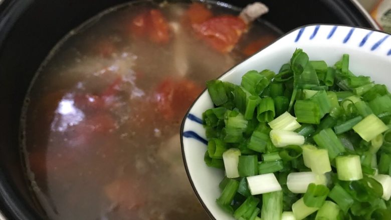 夏日靓汤（西红柿排骨汤）,加小葱，搅拌均匀，即可