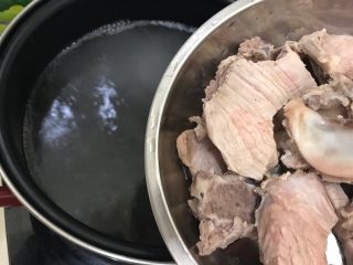 夏日靓汤（西红柿排骨汤）,再煮一锅清水，水量约为锅体的四分之三，水开后下排骨