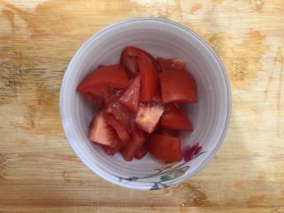 夏日靓汤（西红柿排骨汤）,西红柿洗净，切成小块，备用