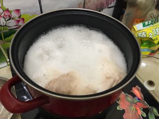 夏日靓汤（西红柿排骨汤）,大火煮2.3分钟