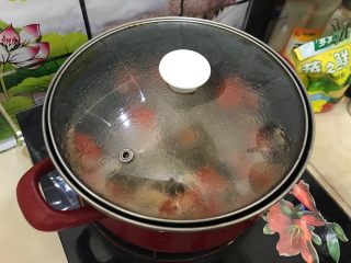 夏日靓汤（西红柿排骨汤）,盖上锅盖，继续小火煮五分钟