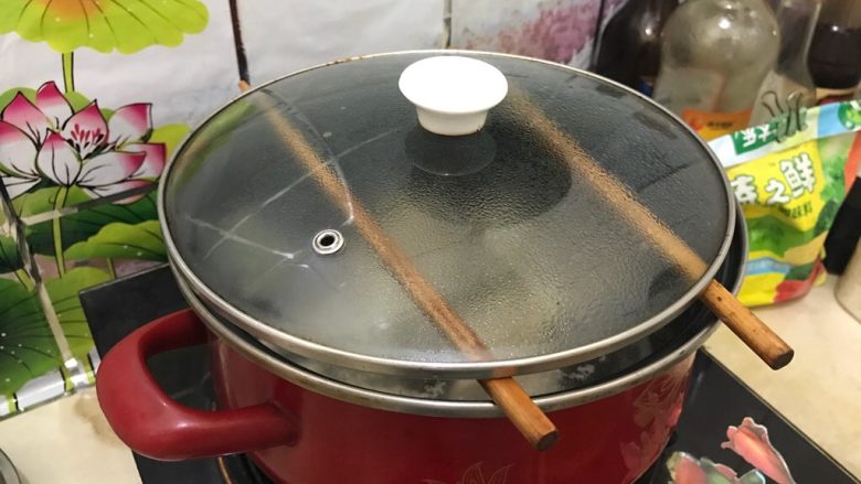 夏日靓汤（西红柿排骨汤）,转小火，用两根筷子架住，盖上锅盖，这样子水就不会浦出来，煮30分钟