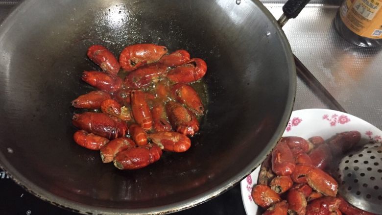 十三香小龙虾,放入龙虾，炒至颜色变红，盛出。