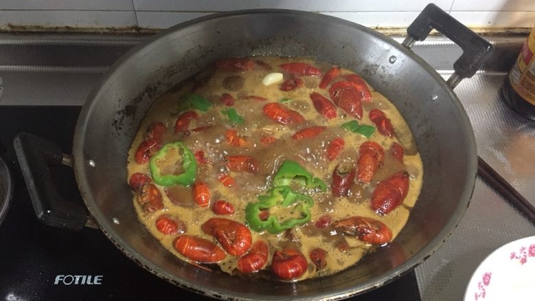 十三香小龙虾,放入青椒，并开大火收汁。
