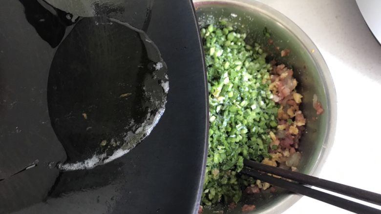 鲜虾鲜肉韭菜饺子,刚才煎鸡蛋的油晾凉后倒入到馅中搅拌均匀，按同一方向搅拌好。