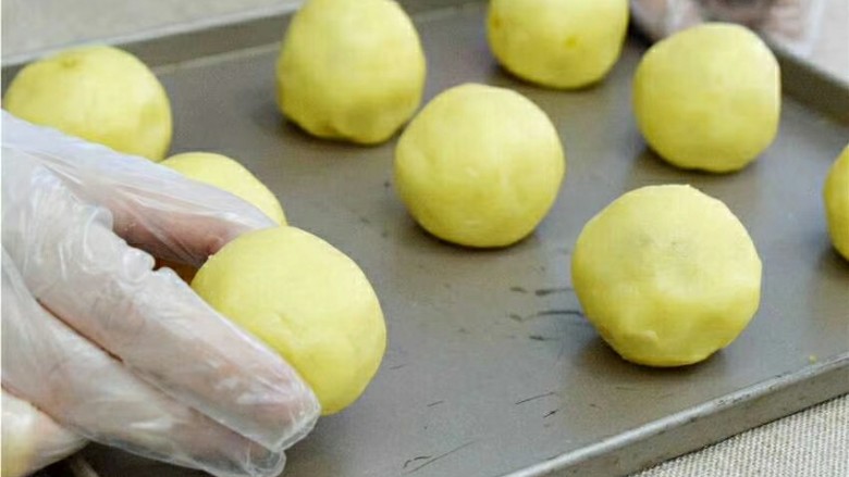 凤梨蛋黄酥,在揉成圆形包子。